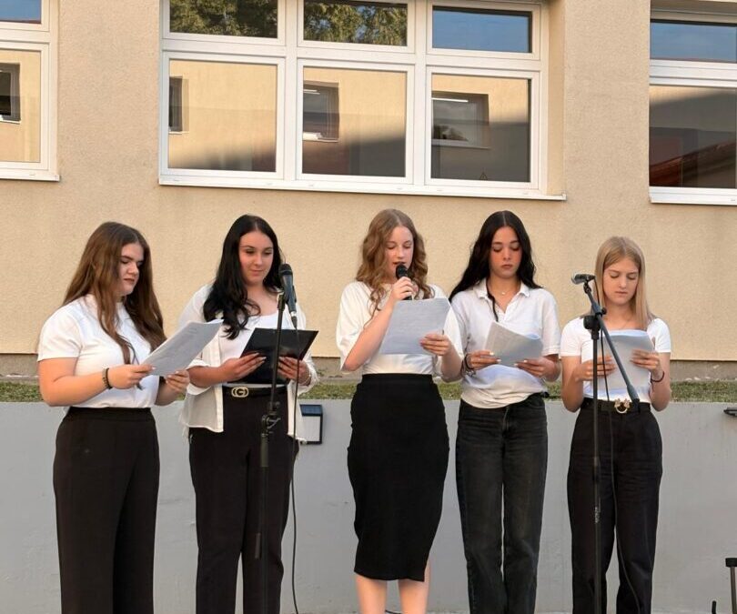 Večer poezije u atriju škole